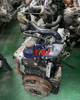 Уэ использовал дизельный двигатель Nissan TD27 4-цилиндровый с трансмиссией